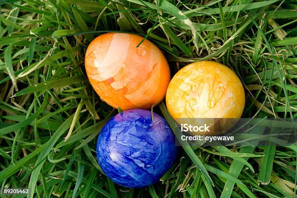 Colorido Eastereggs En El Césped Foto de stock y más banco de imágenes de Aire libre - Aire libre, Alimento, Brizna de hierba