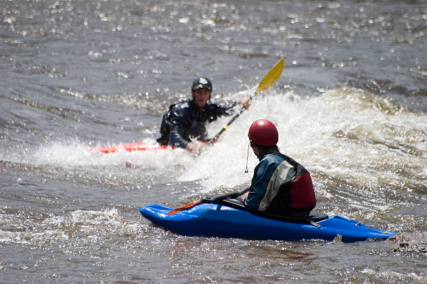 mann kajak auf brennan's wave in missoula montana - wildwasserkanufahren stock-fotos und bilder