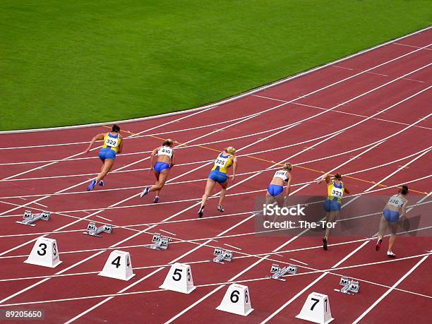 Medidor De Cien Raza Foto de stock y más banco de imágenes de Esprint - Pruebas en pista - Esprint - Pruebas en pista, Carrera, Pista de atletismo