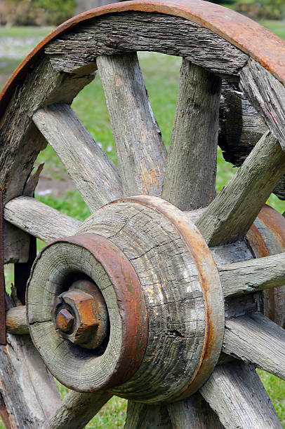 rústico roda de vagão - wooden hub imagens e fotografias de stock