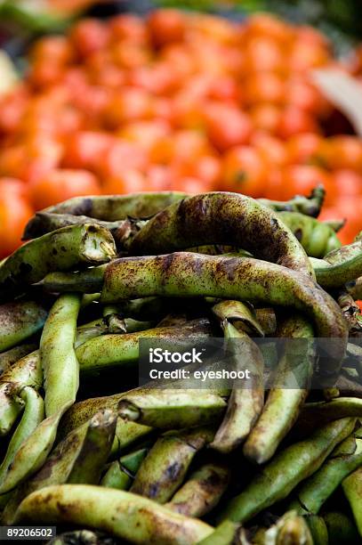 Amplio Habas Y Tomate En Marruecos Street Market Foto de stock y más banco de imágenes de Agricultura - Agricultura, Alimento, Cocinar