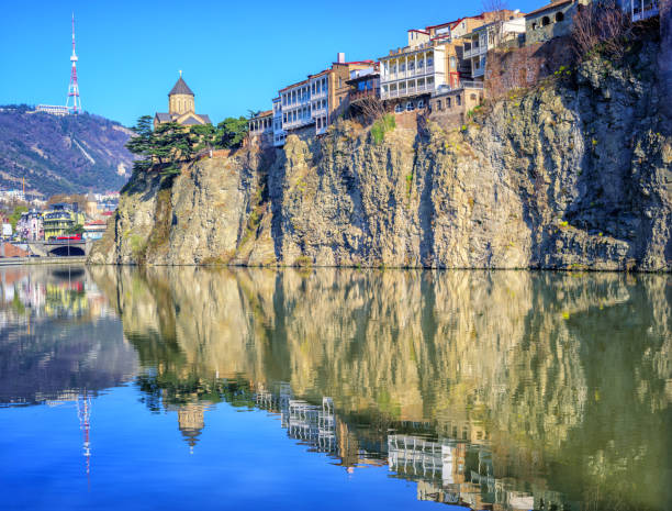 città vecchia di tbilisi, metekhi rock and river, georgia - mtkvari foto e immagini stock