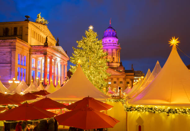 mercado navideño en berlín - berlin germany germany urban scene shopping bag fotografías e imágenes de stock