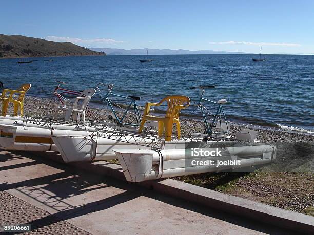 Foto de Engenhoca Flutuante e mais fotos de stock de Flutuar na Água - Flutuar na Água, Pedalinho, Barco a vapor com pás