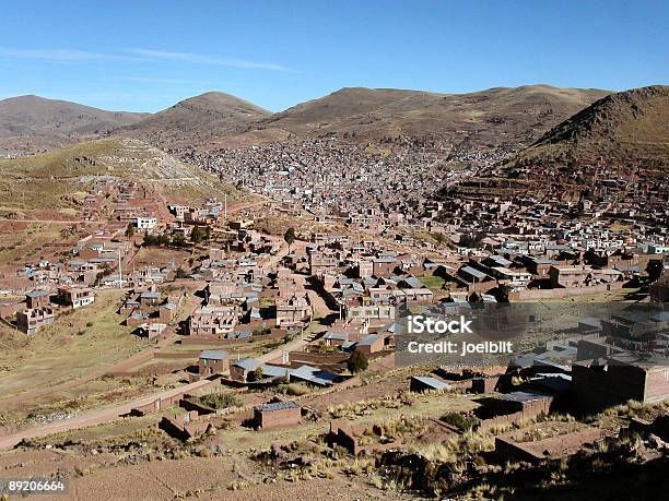 Veduta Aerea Di Puno - Fotografie stock e altre immagini di Ambientazione esterna - Ambientazione esterna, Baracca - Edificio residenziale, Capanna