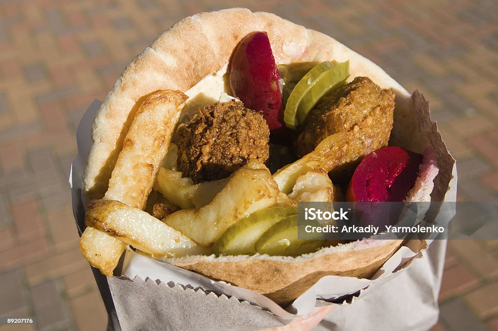 Pita mit falafel. - Lizenzfrei Brotsorte Stock-Foto