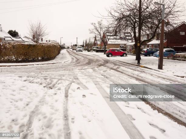 Schneebedeckte Straße Straße Mit Reifenspuren Durch Dorfhäuser Stockfoto und mehr Bilder von Asphalt