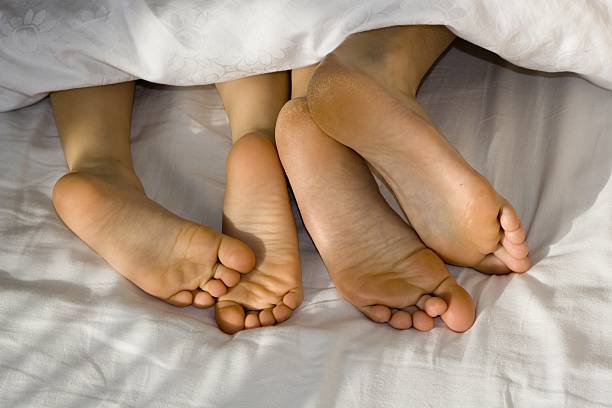 istock mother and daughter foots 89208071