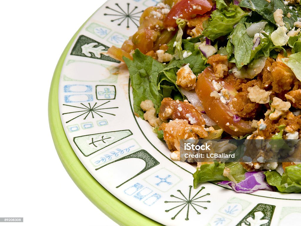 Partie d'une salade de poulet buffaloed servis sur des plaques d'antiquités - Photo de Aliment libre de droits