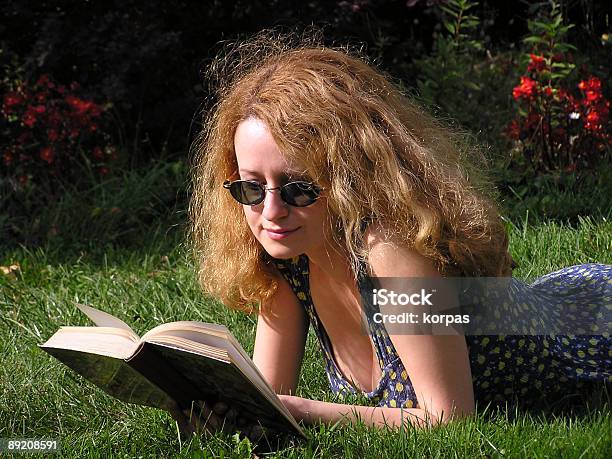 독서모드 여자아이 1 금발 머리에 대한 스톡 사진 및 기타 이미지 - 금발 머리, 누워있기, 단체
