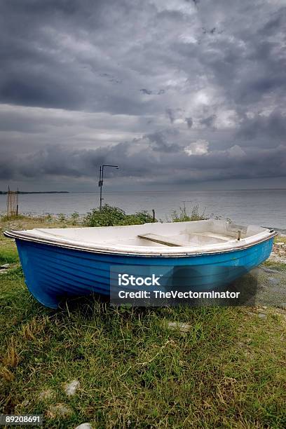 Alla Fine Dellestate Con Vista Mare Con La Nave - Fotografie stock e altre immagini di Acqua - Acqua, Ambientazione esterna, Attività del Fine-Settimana