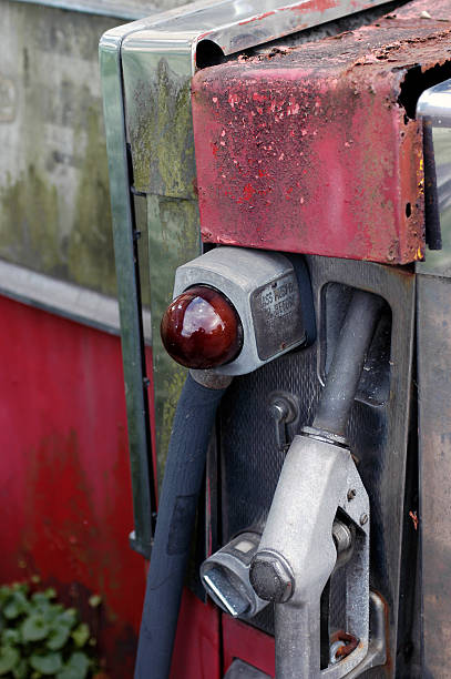 arrugginita pompa di benzina - derv foto e immagini stock