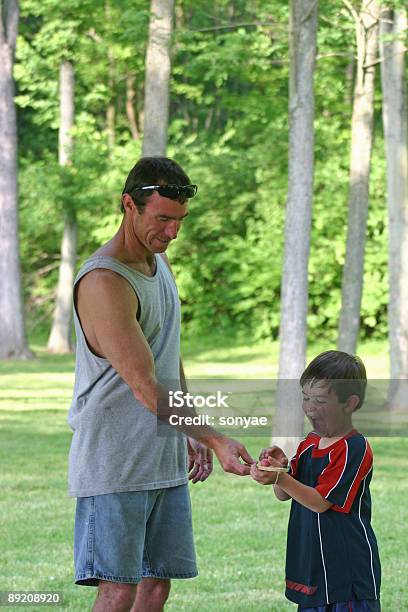 Padre Ayudando A Son Foto de stock y más banco de imágenes de Adulto - Adulto, Aire libre, Alegre