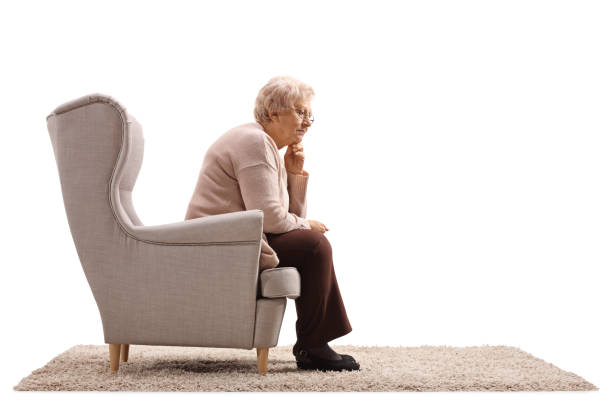 안락의 자에 앉아 우울된 노인 여성 - old armchair women senior adult 뉴스 사진 이미지