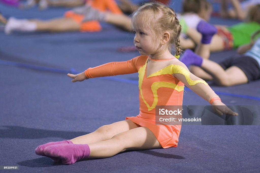 Маленький ребенок gymnast - Стоковые фото Гимнастика роялти-фри