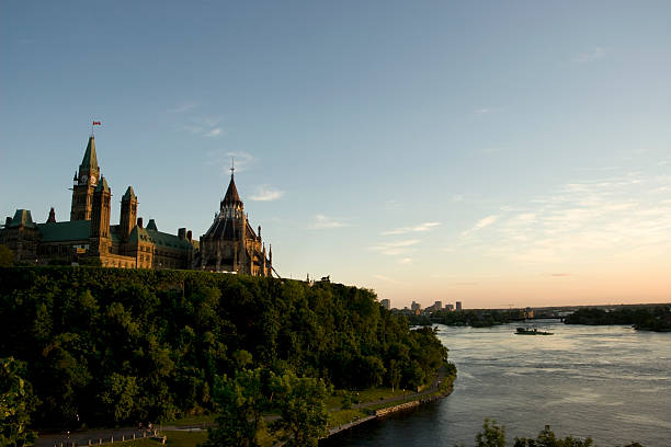 pôr do sol no rio ottawa - canadian culture ottawa election river - fotografias e filmes do acervo