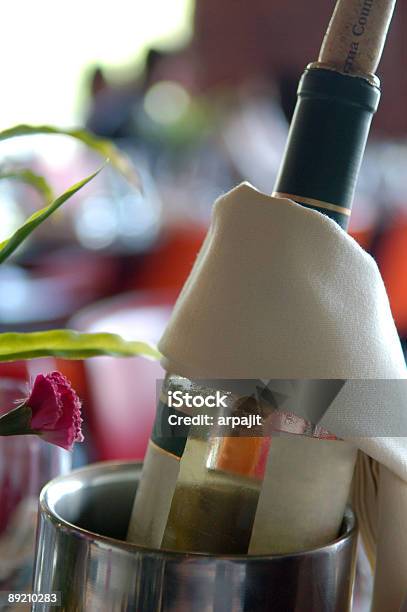 È Tempo Di Festeggiare - Fotografie stock e altre immagini di Asciugamano - Asciugamano, Bottiglia di vino, Alchol