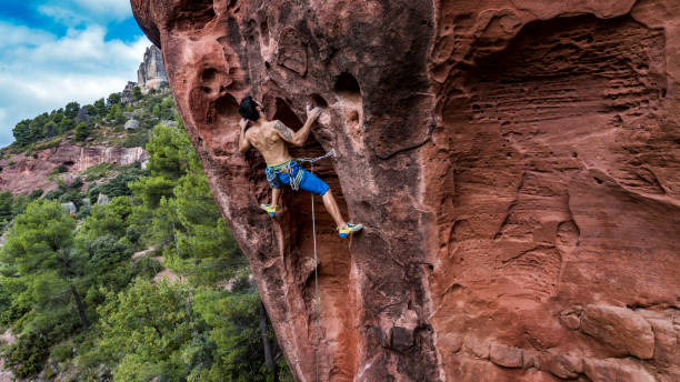 wspinaczka skałkowa w siurana katalonia hiszpania - muscular build rock climbing mountain climbing women zdjęcia i obrazy z banku zdjęć