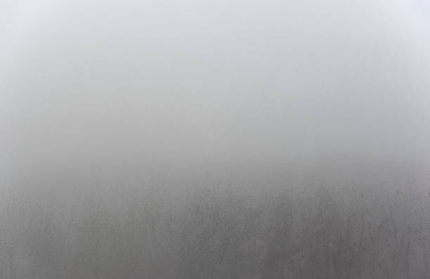 fenêtre humide, condensation sur les vitres des fenêtres - en verre photos et images de collection