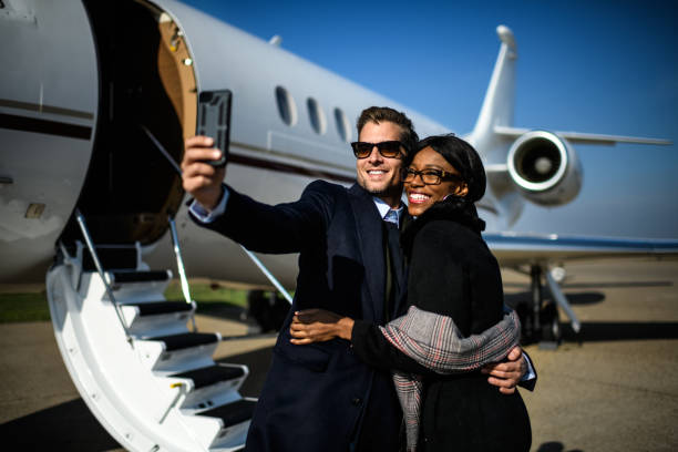 istock Couple at the airport 892135712