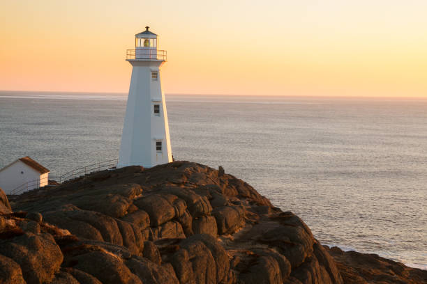 faro soleggiato mattutino di cape spear - newfoundland foto e immagini stock