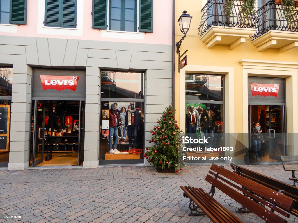 Milano Italien 5 December 2017 Vy Av Shop Av Levis Varumärke I Outlet  Shopping Center Serravalle Nära Milano Italien-foton och fler bilder på  Affär - iStock
