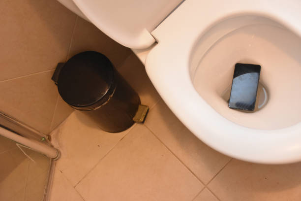 最後の最後で保存されたスマート フォン - mobile phone smart phone toilet water ストックフォトと画像