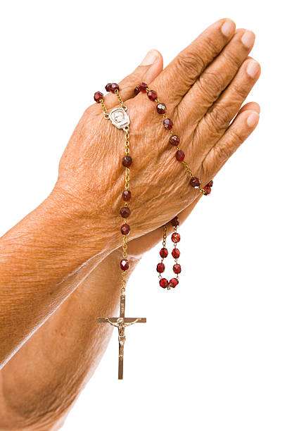 old mãos rezar - prayer beads imagens e fotografias de stock