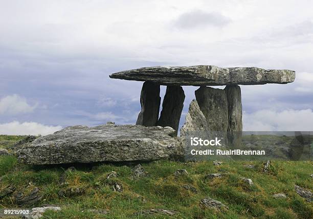 Dolmen Di Poulnabrone Il Burren Irlanda - Fotografie stock e altre immagini di Antico - Condizione - Antico - Condizione, Archeologia, Calcare