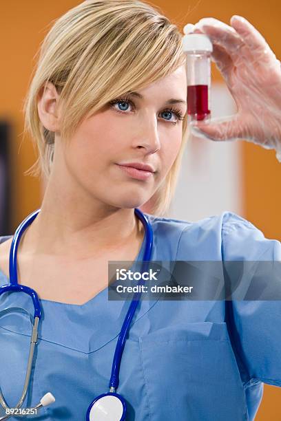 Hermosa Mujer Médico O Enfermera El Análisis De Muestras De Sangre En El Hospital Foto de stock y más banco de imágenes de Adulto
