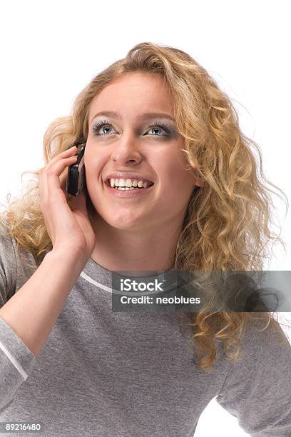 La Mujer Sonriente Con Un Teléfono Móvil Foto de stock y más banco de imágenes de Adolescencia - Adolescencia, Adolescente, Adulto