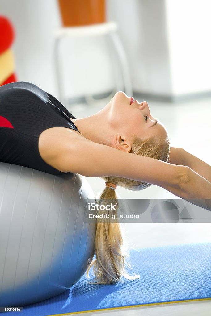 Joven mujer feliz haciendo ejercicios de fitness en su - Foto de stock de Actividad libre de derechos