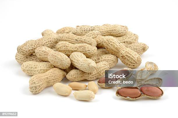 Pila De Peanuts Refrigerio Foto de stock y más banco de imágenes de Alimento - Alimento, Blanco - Color, Cacahuete - Cultivo