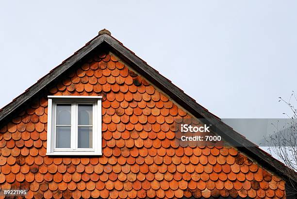 Tegole Rosse Gable - Fotografie stock e altre immagini di Ambientazione esterna - Ambientazione esterna, Angolo - Forma, Architettura