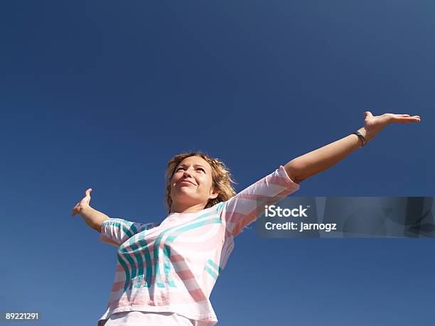 Счастливый Молодая Женщина В Голубое Небо — стоковые фотографии и другие картинки Беззаботный - Беззаботный, Весёлый, Взрослый