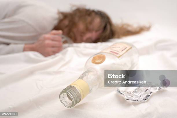 Assuefazione Orizzontale - Fotografie stock e altre immagini di Alcolismo - Alcolismo, Alchol, Sdraiato