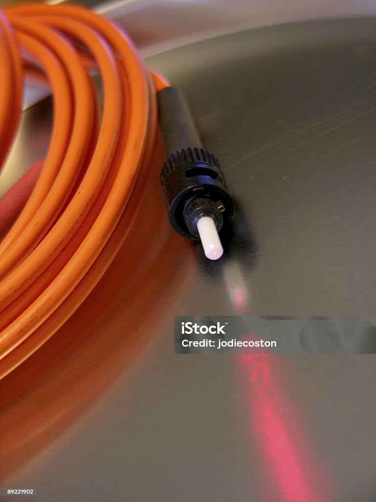 Bobina de cables de fibra óptica y láser - Foto de stock de Equipo de iluminación libre de derechos