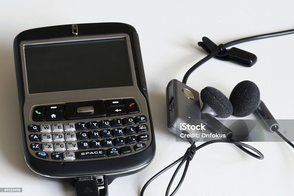 Handy und Kopfhörer isoliert auf weißem Hintergrund - Lizenzfrei Bandbreite Stock-Foto