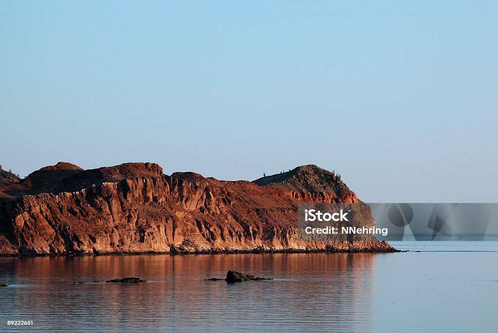 Isla acantilado en la luz de la mañana - Foto de stock de Acantilado libre de derechos