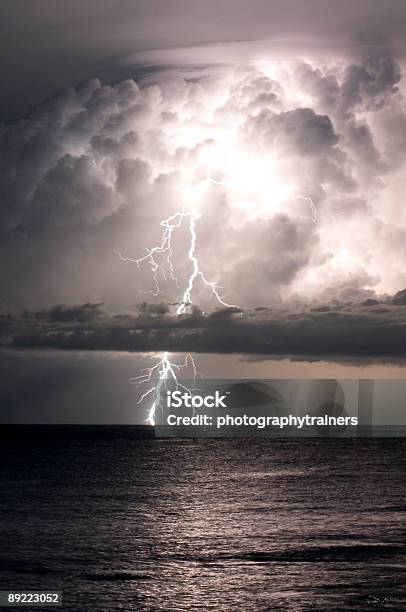 The Lightning Bolt Serie Foto de stock y más banco de imágenes de Electricidad - Electricidad, Relámpagos, Azul
