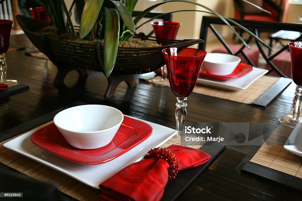 Inserire impostazioni; tavolo da pranzo in legno - Foto stock royalty-free di Ambientazione interna