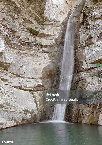 Cascada Y Rocas Foto de stock y más banco de imágenes de Agua - Agua, Catarata, Color - Tipo de imagen