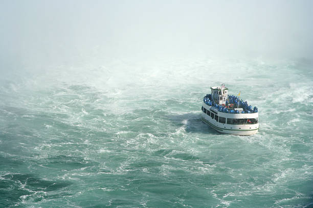 危険な海 - niagara falls falling people usa ストックフォトと画像