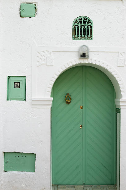 녹색 도어 및 창문 흰색 벽에 스톡 사진