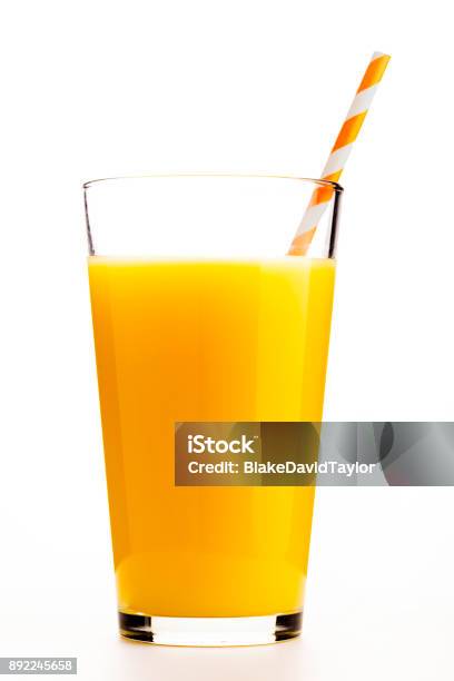 Bicchiere Di Succo Darancia - Fotografie stock e altre immagini di Succo d'arancia - Succo d'arancia, Bicchiere, Sfondo bianco