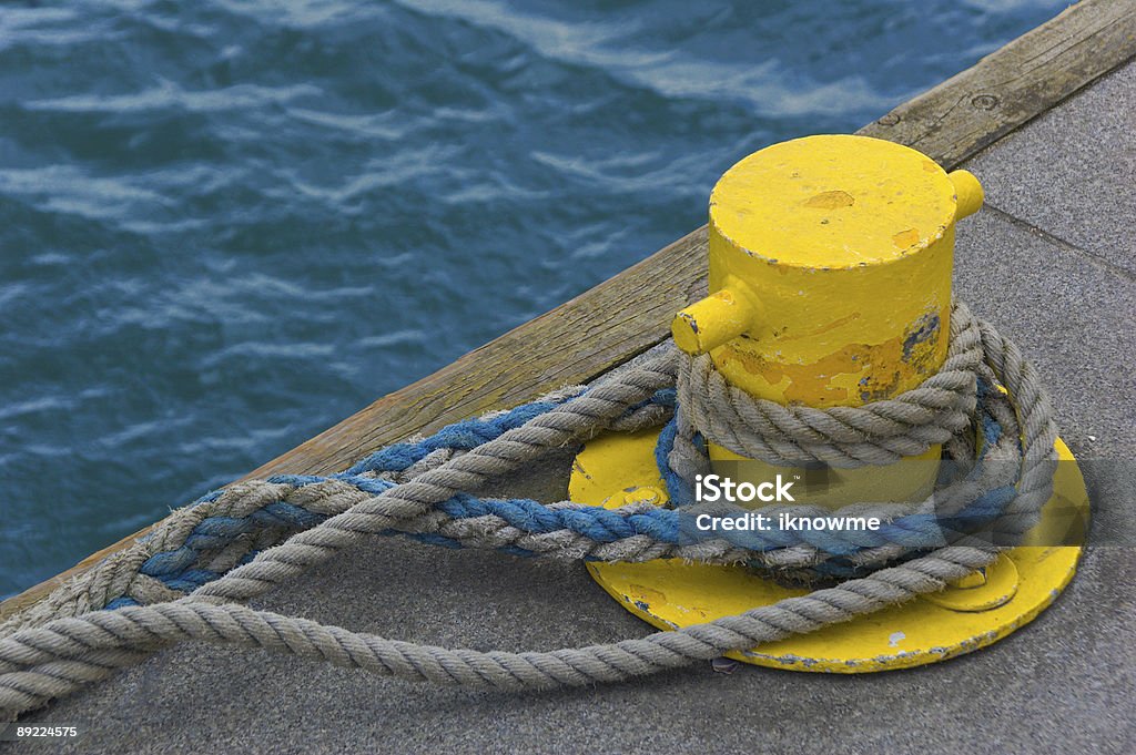 鉄の係船ボラードとロープ - カラー画像のロイヤリティフリーストックフォト
