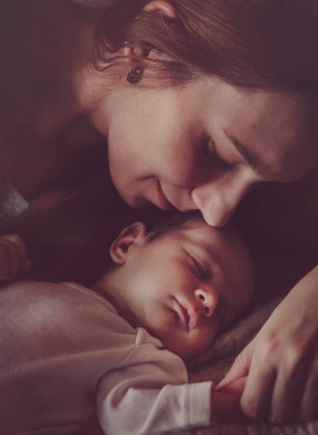 madre con bebé recién nacido - simplicity purity joy new life fotografías e imágenes de stock