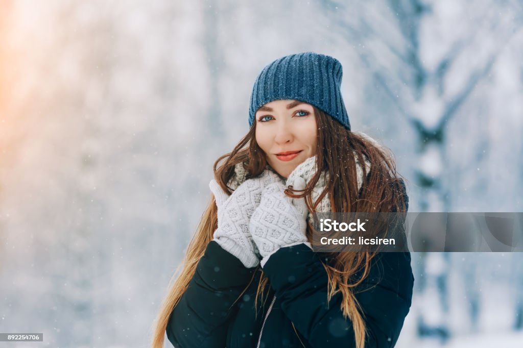 Mujer de invierno divirtiéndose al aire libre