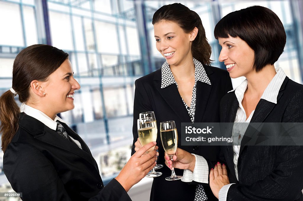 Groupe de souriant de jeunes femmes - Photo de Cocktail - Alcool libre de droits