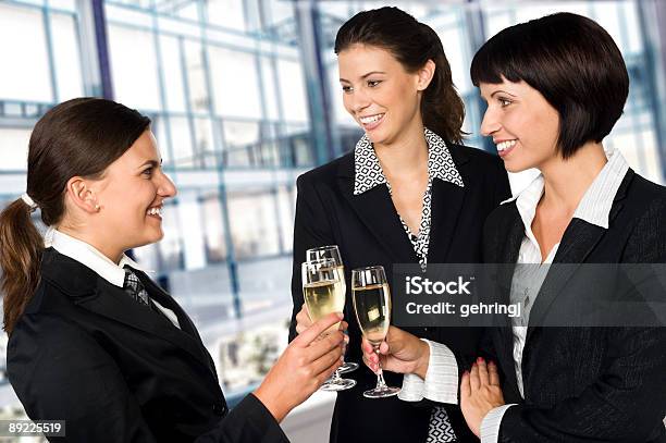 Photo libre de droit de Groupe De Souriant De Jeunes Femmes banque d'images et plus d'images libres de droit de Cocktail - Alcool - Cocktail - Alcool, Cocktail - Fête, 20-24 ans